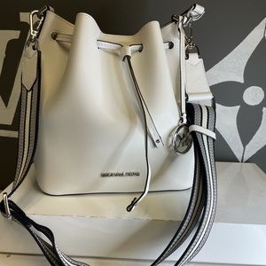Micheal Kors Bucket Bag